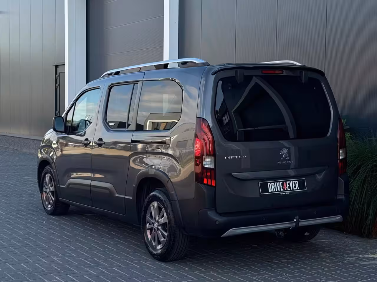 Peugeot Rifter Long 1.2 130pk Allure AUTOMAAT|NAVI|CAMERA|LED|TREKHAAK|SPORTVELGEN