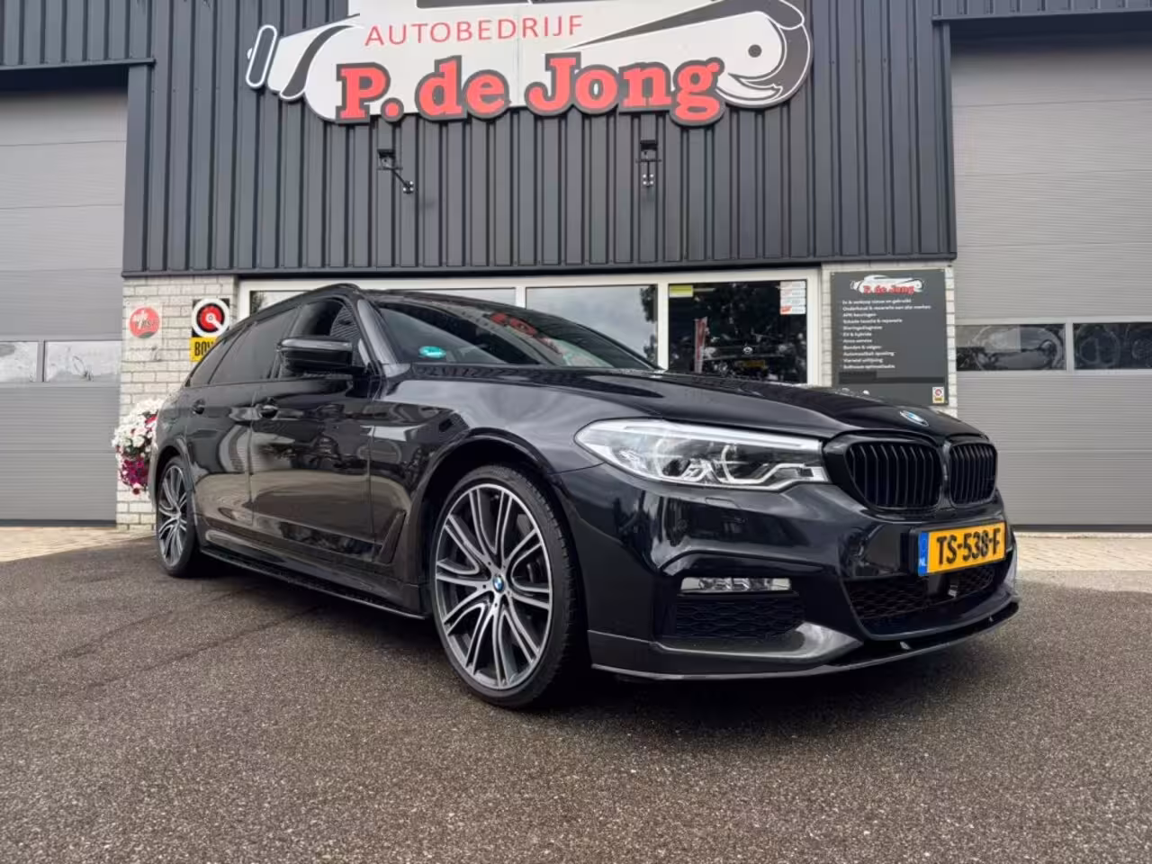 BMW 5-serie 540I XD Massage Memory Stoelkoeling Parfum Panoramadak Stoelverwarming voor en achter Ramv