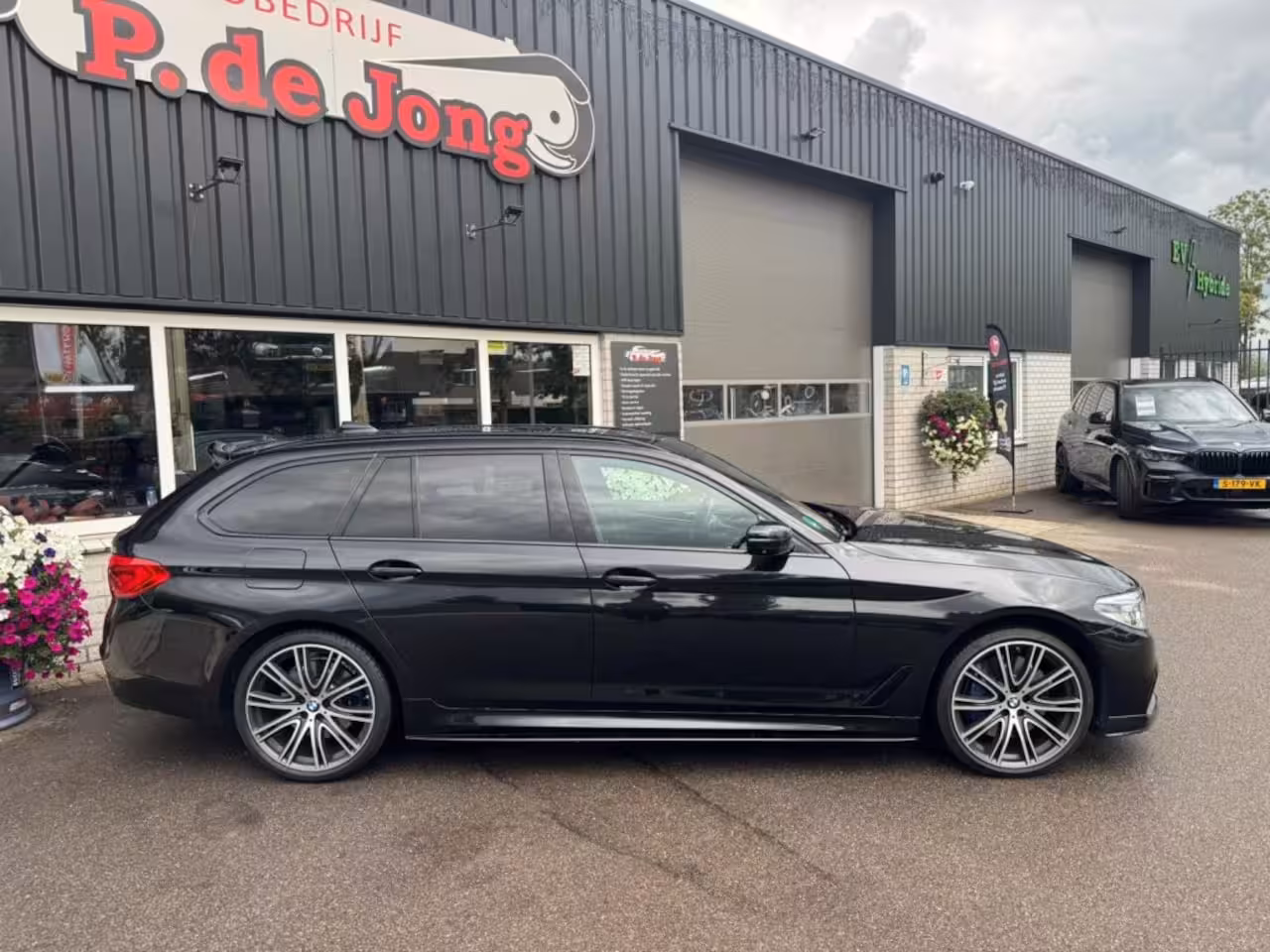 BMW 5-serie 540I XD Massage Memory Stoelkoeling Parfum Panoramadak Stoelverwarming voor en achter Ramv