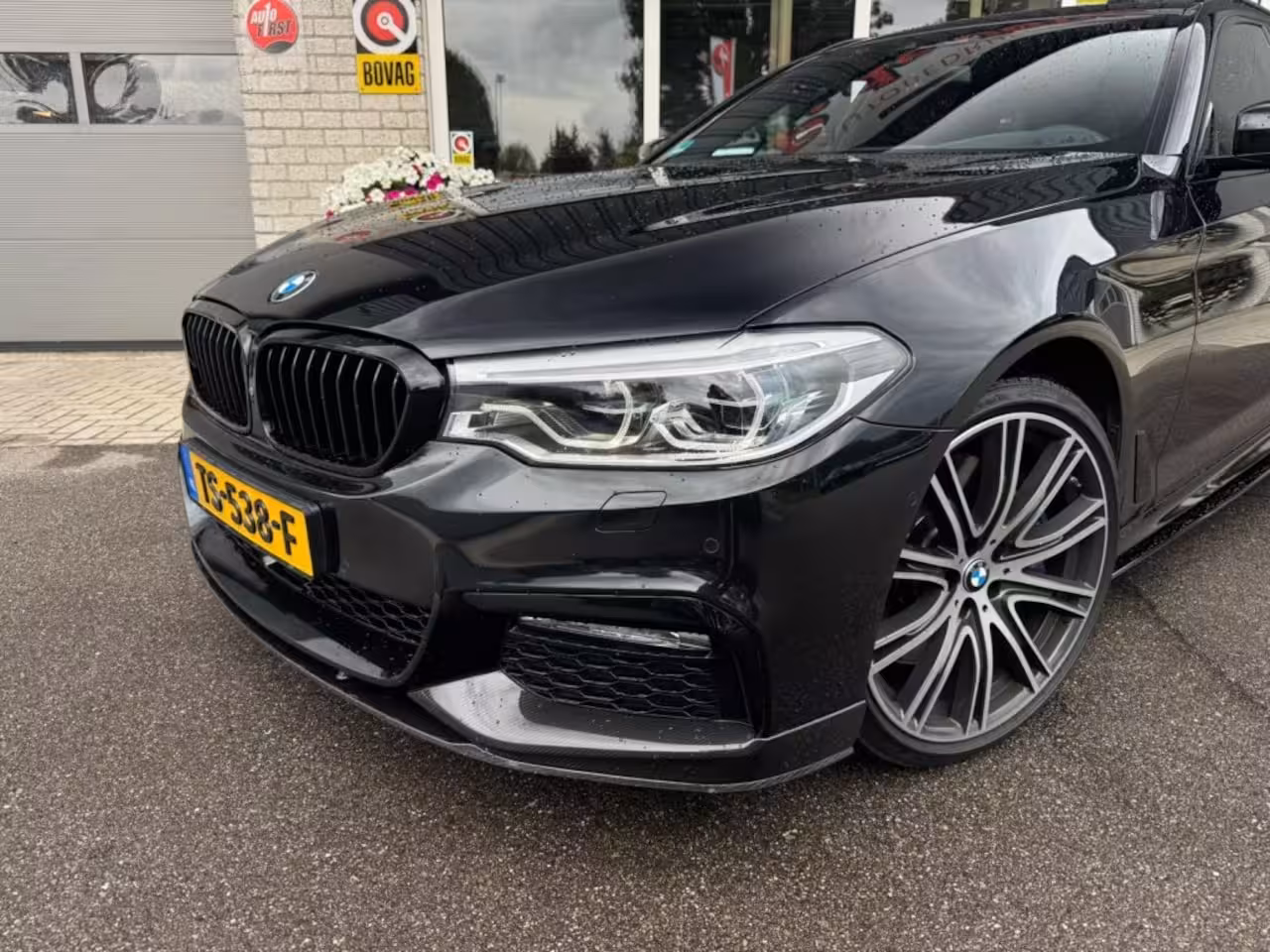 BMW 5-serie 540I XD Massage Memory Stoelkoeling Parfum Panoramadak Stoelverwarming voor en achter Ramv