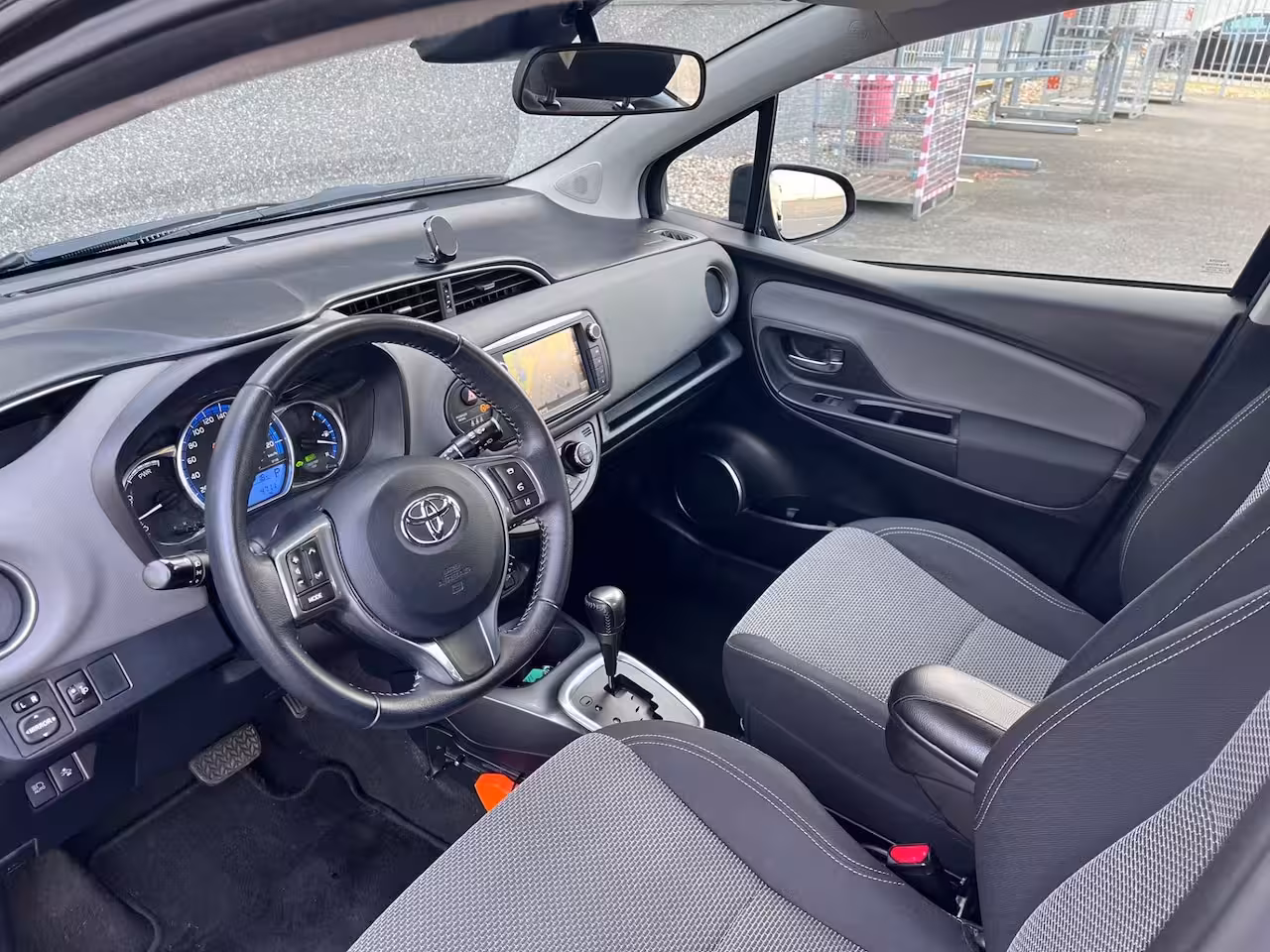 Toyota Yaris 1.5 Hybrid 5drs Automaat/Cruise/Navigatie/Camera/LED