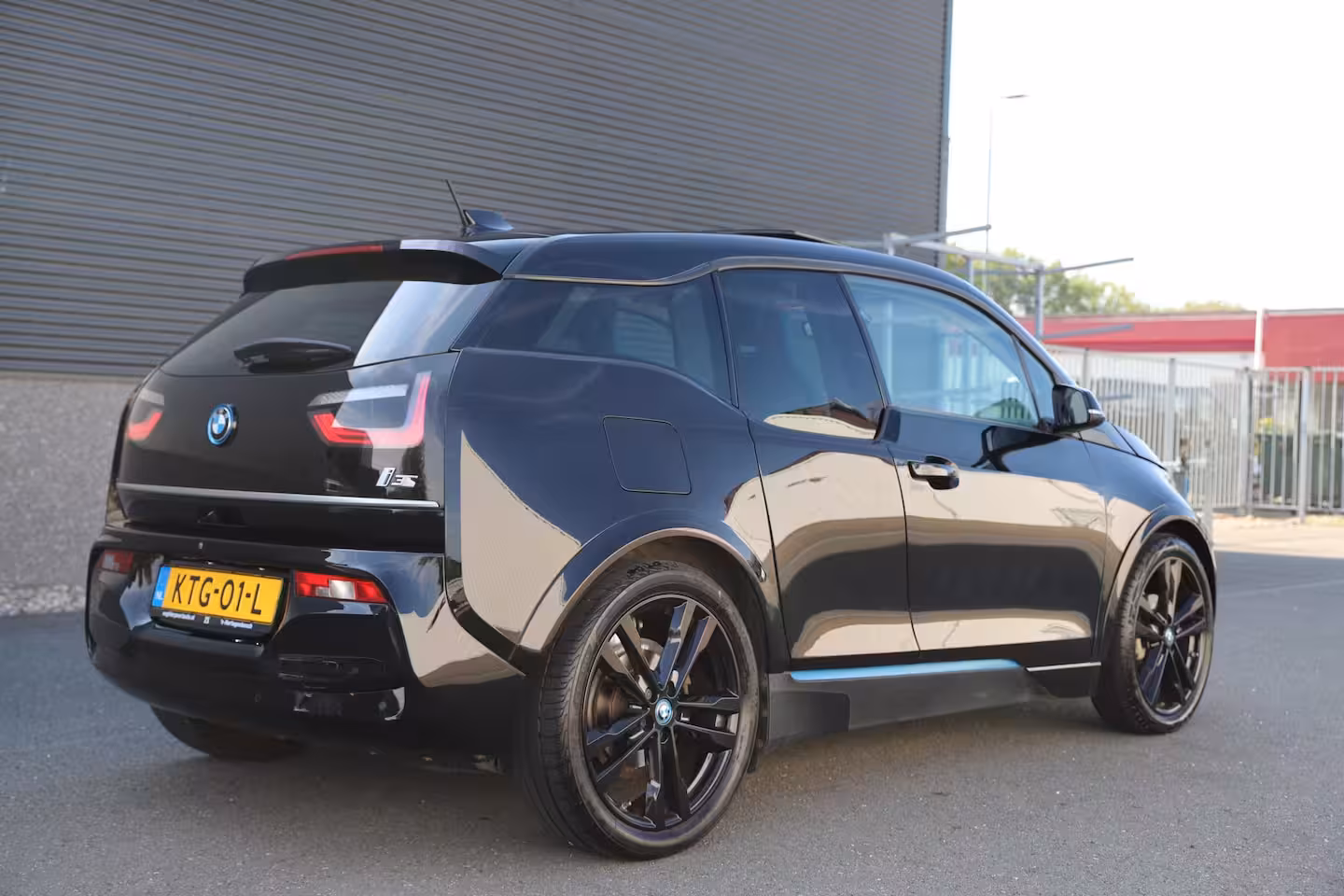 BMW i3 S 184pk Executive 120Ah 42 kWh/Sunroof/Carplay/W-pomp/Camera/3-fase/20"