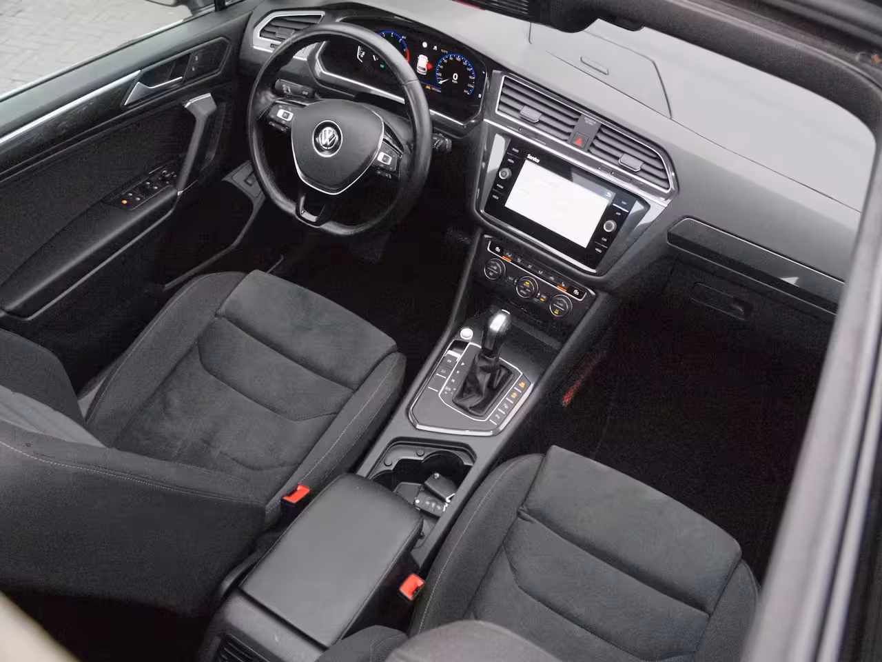 Volkswagen Tiguan Allspace 1.5 TSI Highline Business R 7p. | Panoramadak | Trekhaak | Camera | Sfeerverlichting | App