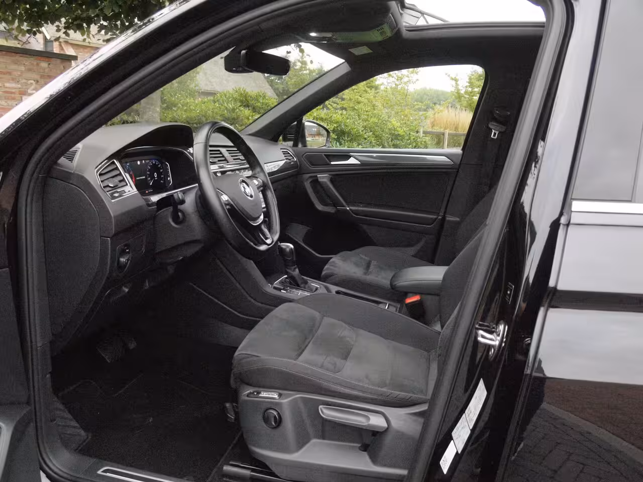 Volkswagen Tiguan Allspace 1.5 TSI Highline Business R 7p. | Panoramadak | Trekhaak | Camera | Sfeerverlichting | App