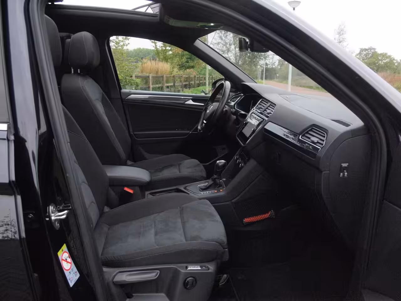 Volkswagen Tiguan Allspace 1.5 TSI Highline Business R 7p. | Panoramadak | Trekhaak | Camera | Sfeerverlichting | App