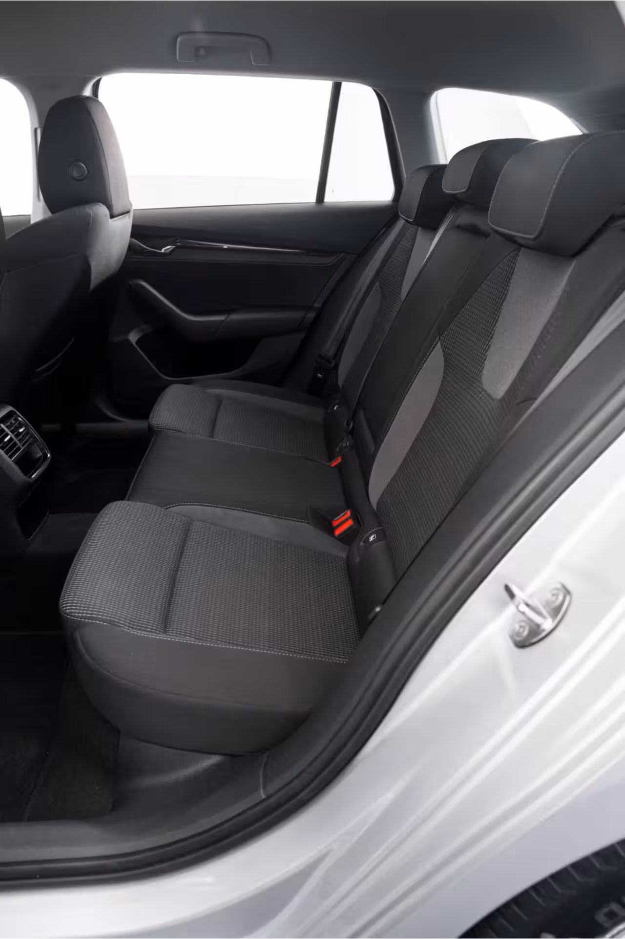 Skoda Octavia Combi Automaat Business Edition | CarPlay | LED | Elektrische achterklep | NL-auto
