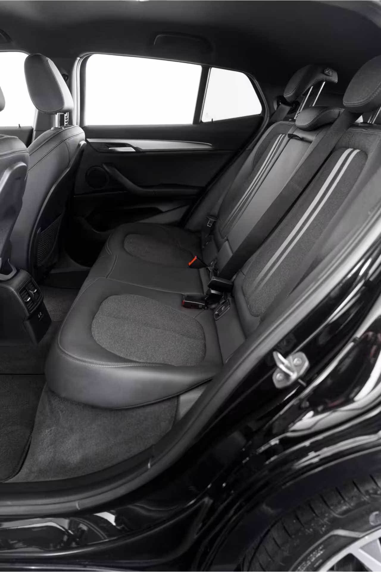 BMW X2 xDrive25e M-Sport | 19 inch | Navigatie | Stoel- & stuurverwarming