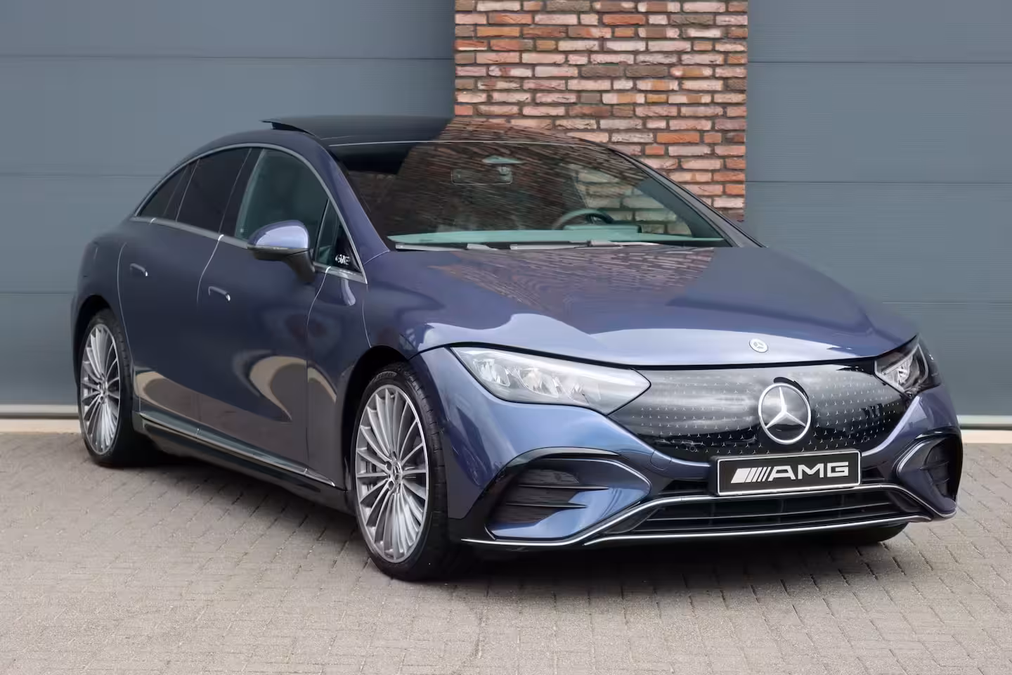 Mercedes-Benz EQE 300 AMG Line 90 kWh | Airmatic | Distronic | Panoramadak | Warmtepomp | Memory | Camera |