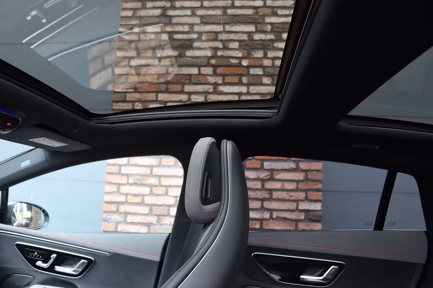 Mercedes-Benz EQE 300 AMG Line 90 kWh | Airmatic | Distronic | Panoramadak | Warmtepomp | Memory | Camera |