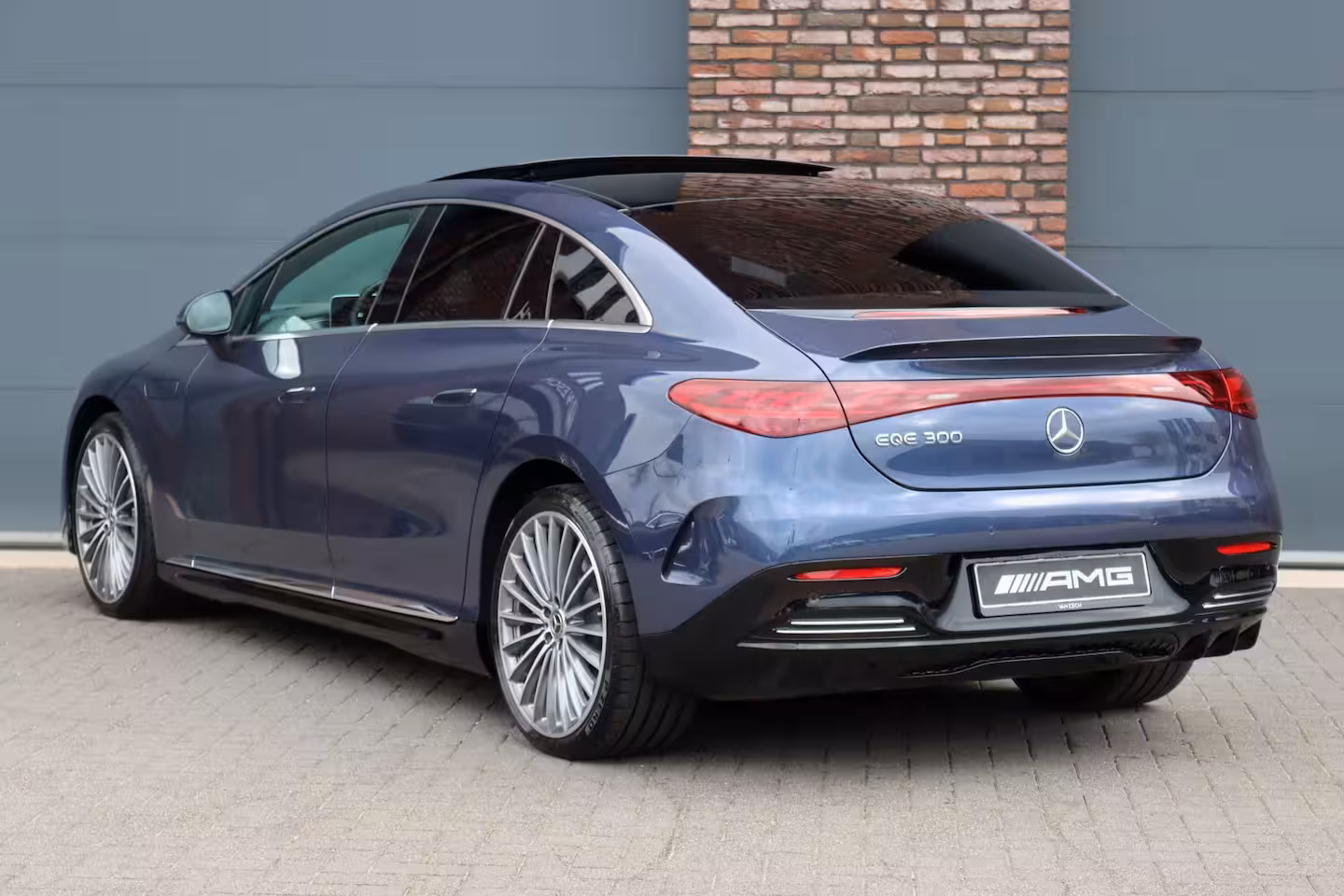Mercedes-Benz EQE 300 AMG Line 90 kWh | Airmatic | Distronic | Panoramadak | Warmtepomp | Memory | Camera |