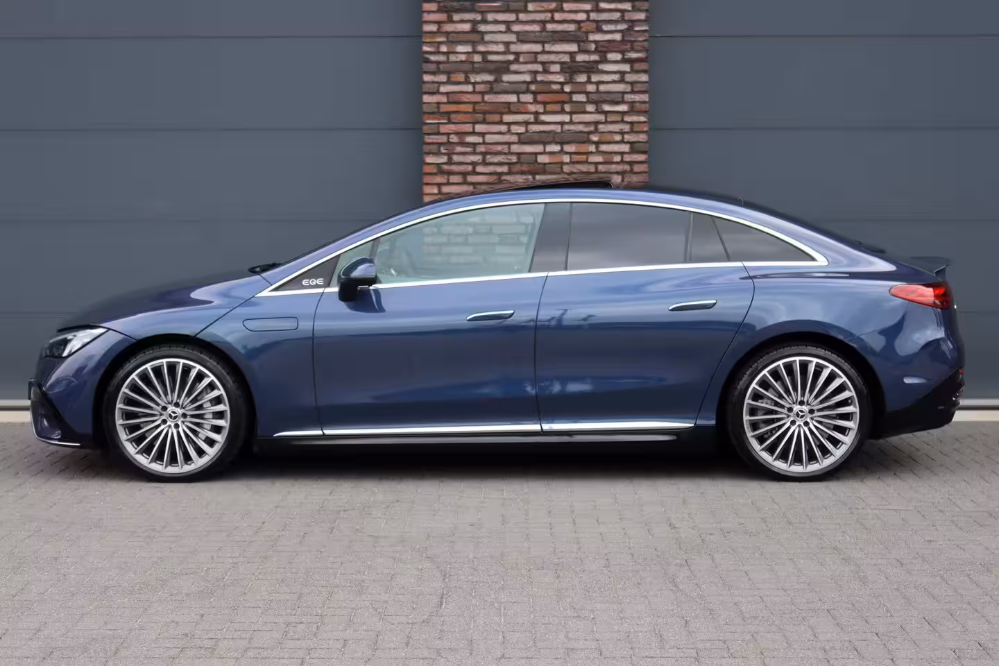 Mercedes-Benz EQE 300 AMG Line 90 kWh | Airmatic | Distronic | Panoramadak | Warmtepomp | Memory | Camera |