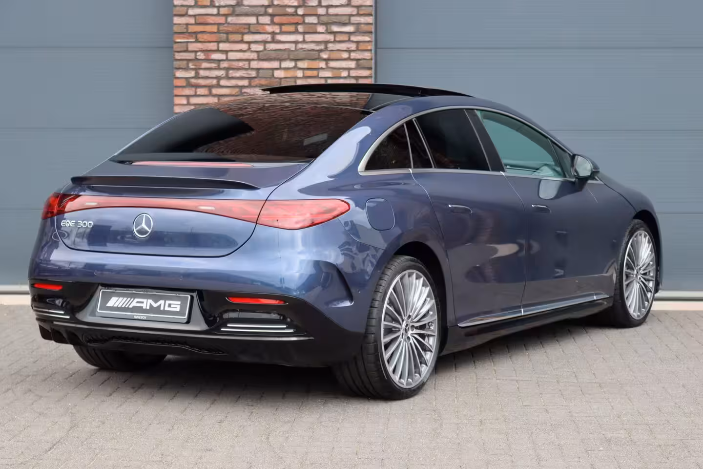 Mercedes-Benz EQE 300 AMG Line 90 kWh | Airmatic | Distronic | Panoramadak | Warmtepomp | Memory | Camera |