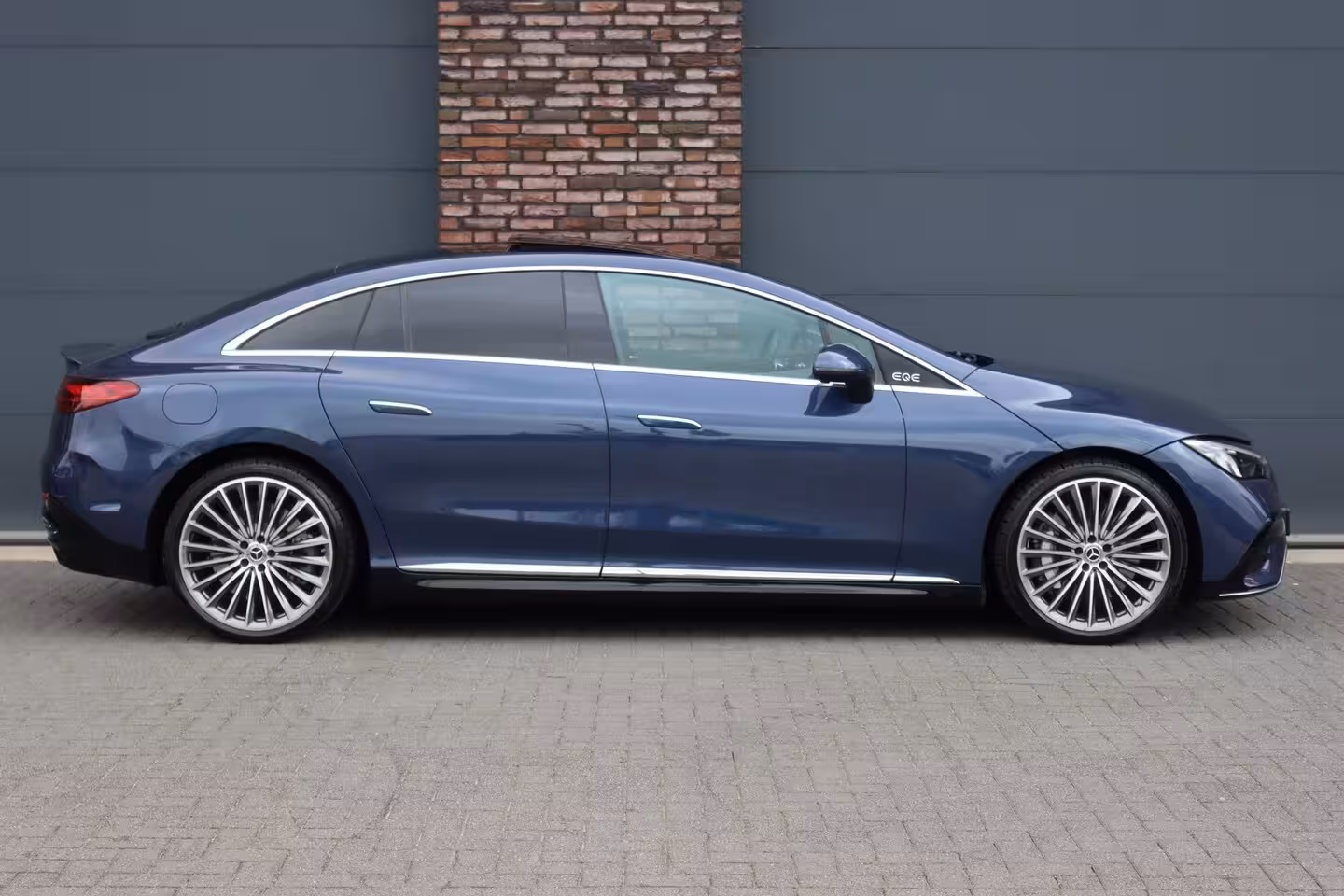 Mercedes-Benz EQE 300 AMG Line 90 kWh | Airmatic | Distronic | Panoramadak | Warmtepomp | Memory | Camera |