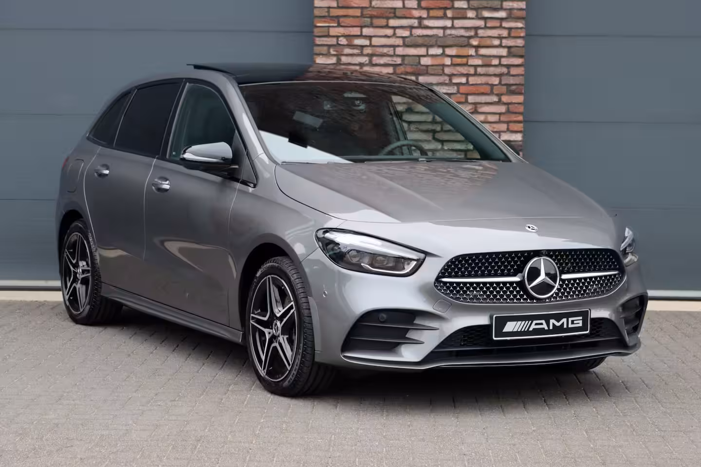 Mercedes-Benz B-klasse 250 e AMG Line | Panoramadak | Memory | Distronic | AMG Exclusief-pakket | Trekhaak | Surr