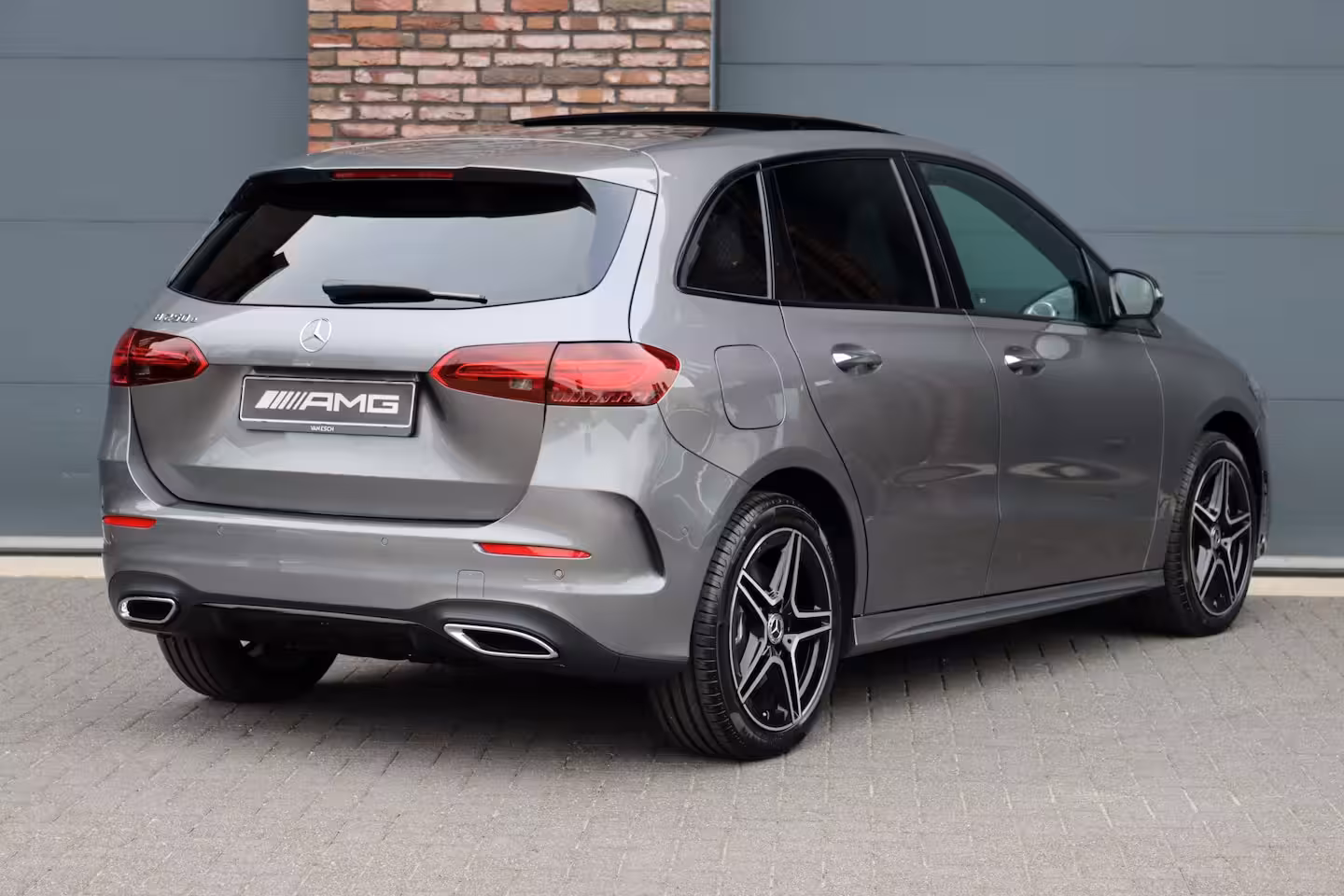 Mercedes-Benz B-klasse 250 e AMG Line | Panoramadak | Memory | Distronic | AMG Exclusief-pakket | Trekhaak | Surr