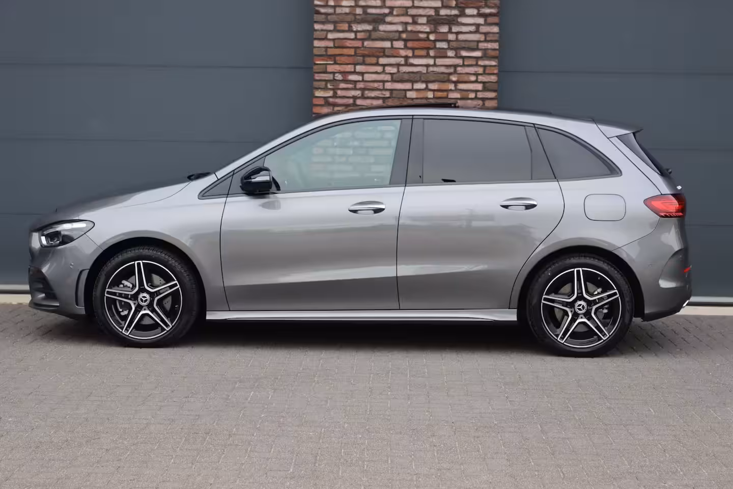 Mercedes-Benz B-klasse 250 e AMG Line | Panoramadak | Memory | Distronic | AMG Exclusief-pakket | Trekhaak | Surr