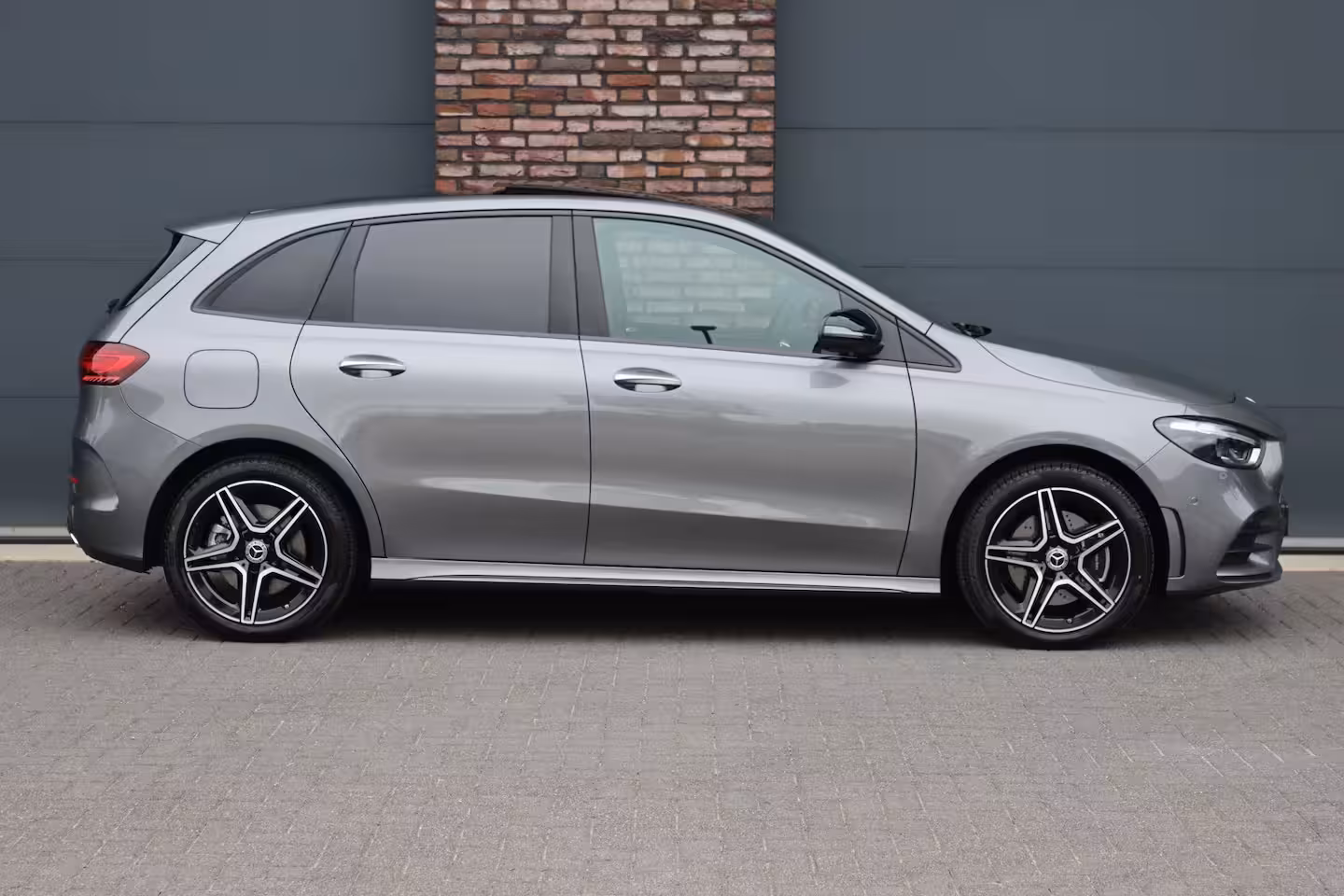 Mercedes-Benz B-klasse 250 e AMG Line | Panoramadak | Memory | Distronic | AMG Exclusief-pakket | Trekhaak | Surr