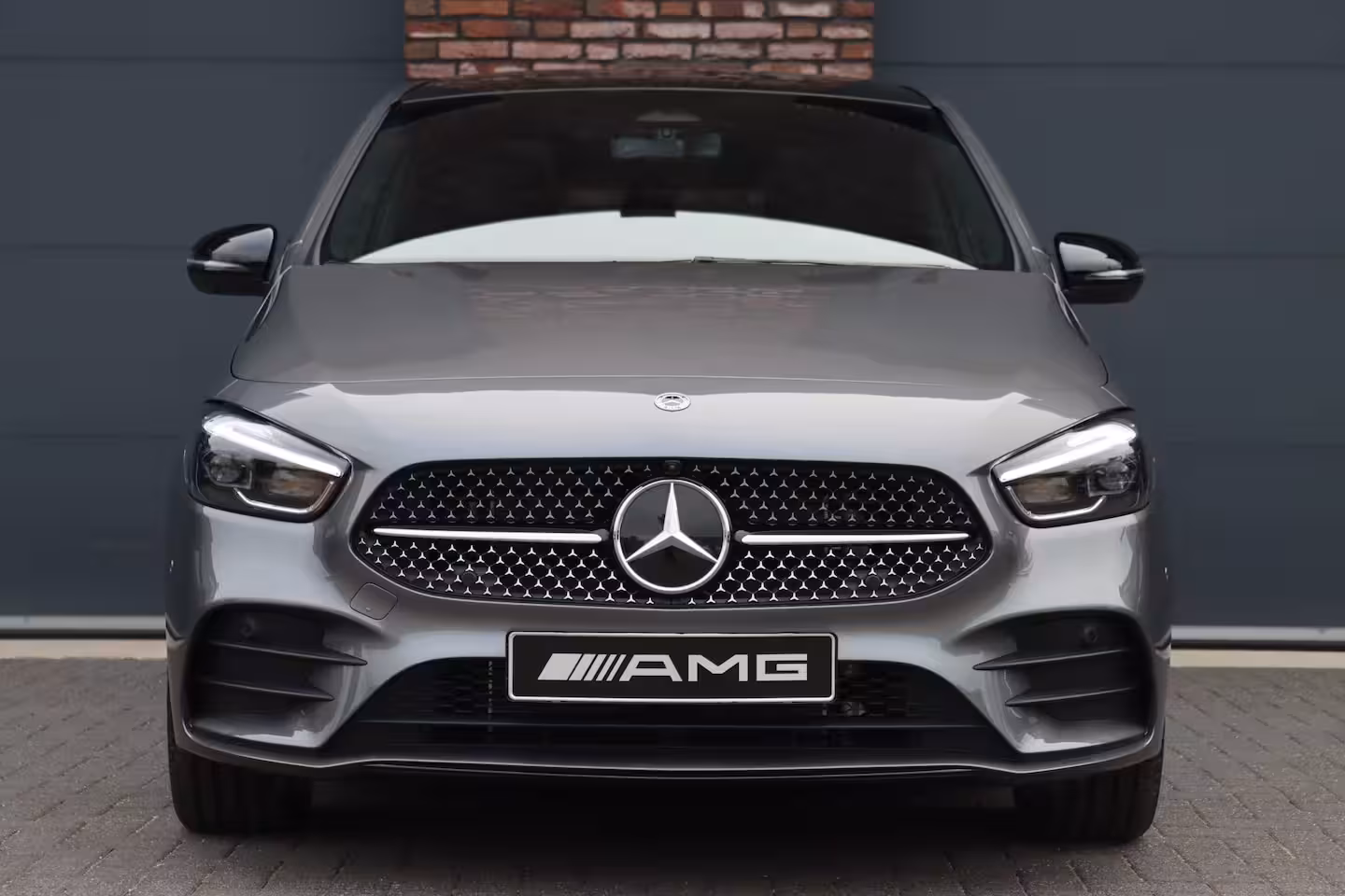 Mercedes-Benz B-klasse 250 e AMG Line | Panoramadak | Memory | Distronic | AMG Exclusief-pakket | Trekhaak | Surr