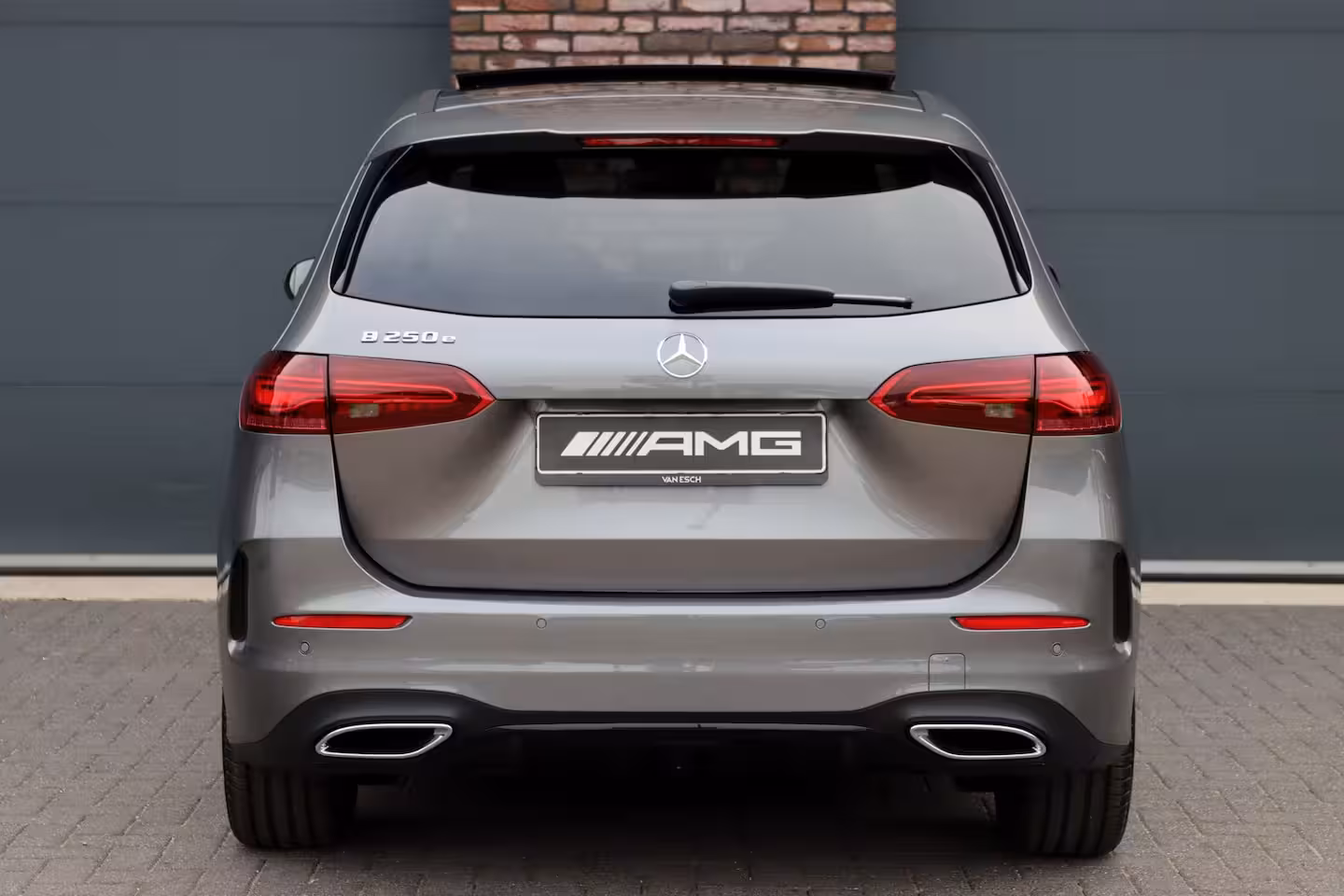 Mercedes-Benz B-klasse 250 e AMG Line | Panoramadak | Memory | Distronic | AMG Exclusief-pakket | Trekhaak | Surr