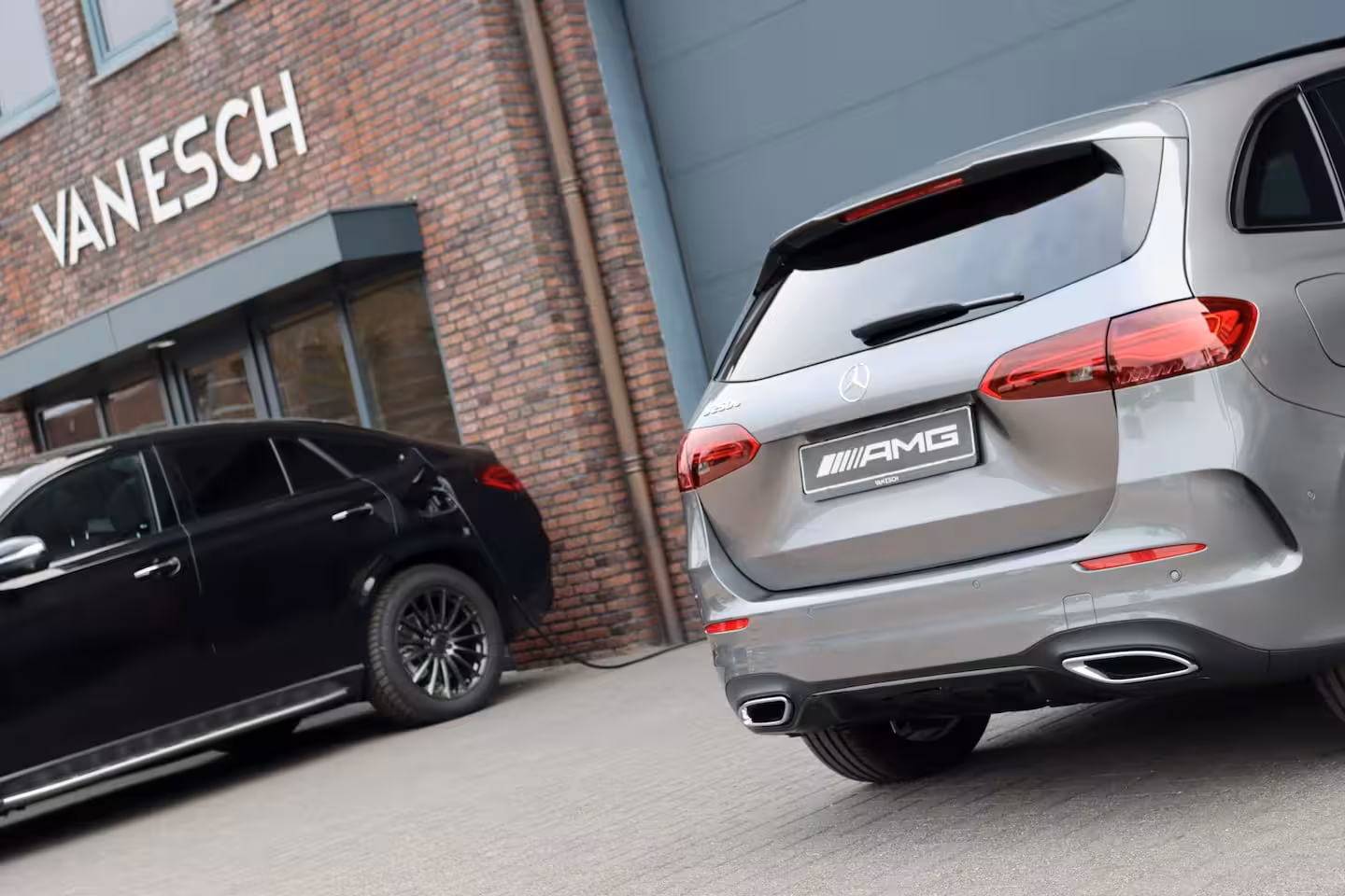Mercedes-Benz B-klasse 250 e AMG Line | Panoramadak | Memory | Distronic | AMG Exclusief-pakket | Trekhaak | Surr