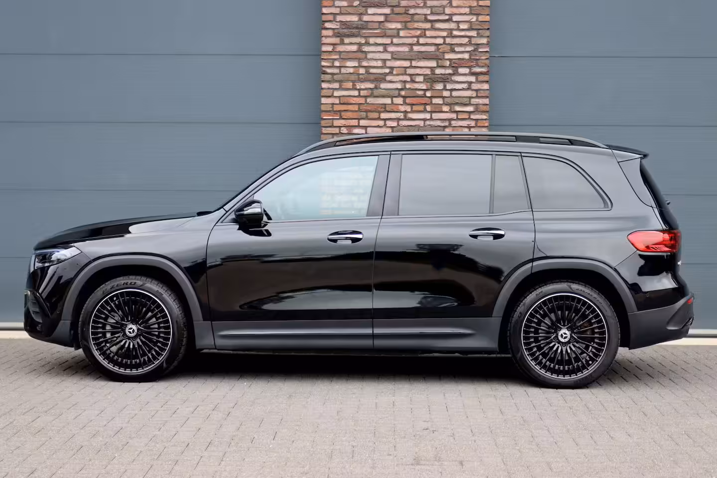 Mercedes-Benz EQB 350 4MATIC AMG Line 71 kWh | Panoramadak | Leder | Memory | Burmester | HUD | Trekhaak | S
