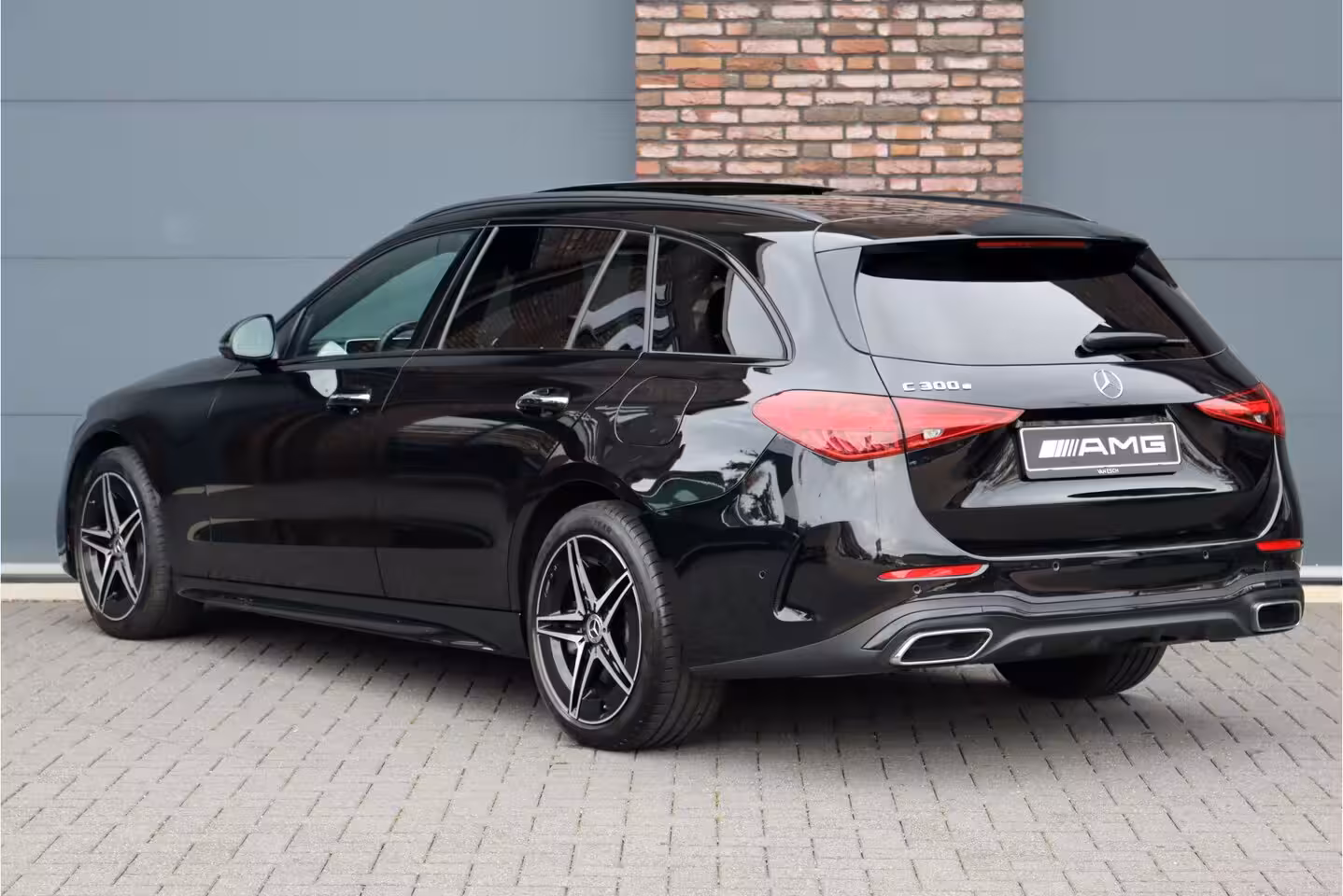 Mercedes-Benz C-klasse Estate 300 e AMG Line | Distronic | Panoramadak | Sfeerverlichting | Camera | Nightpakket | Verwa