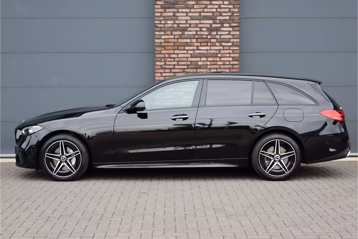 Mercedes-Benz C-klasse Estate 300 e AMG Line | Distronic | Panoramadak | Sfeerverlichting | Camera | Nightpakket | Verwa