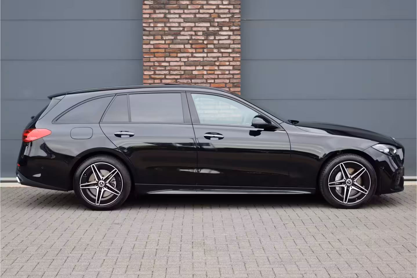 Mercedes-Benz C-klasse Estate 300 e AMG Line | Distronic | Panoramadak | Sfeerverlichting | Camera | Nightpakket | Verwa