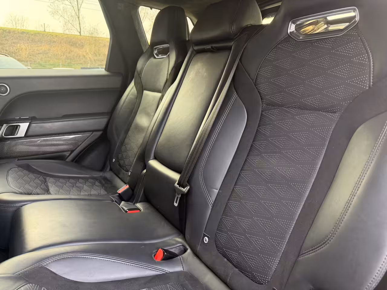 Land Rover Range Rover Sport P575 SVR Carbon Edition Suede hemel|Apple Carplay|Stoelverwarming en koeling|Pano|Head up