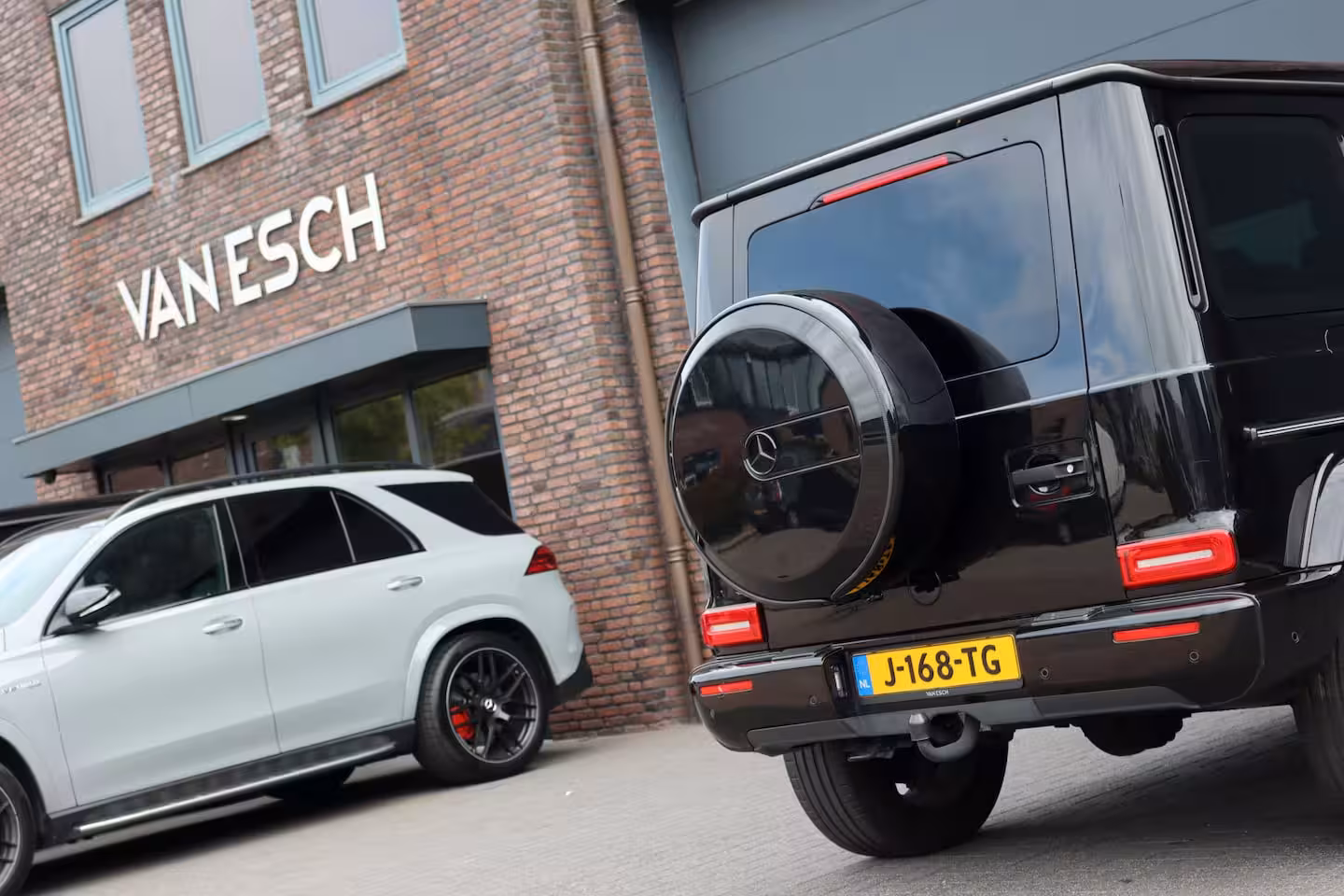 Mercedes-Benz G-klasse 500 V8 | Schuifdak | Distronic+ | Standkachel | Burmester | Massage | Leder Exclusief | St