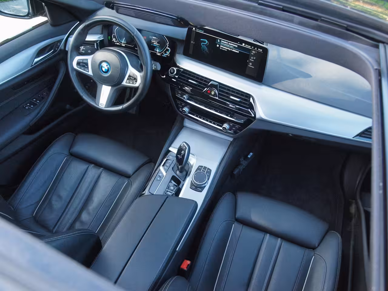 BMW 5-serie Touring 530e Business Edition Plus | M-Pakket | Panoramadak | Trekhaak | Camera | Sfeerverlichting