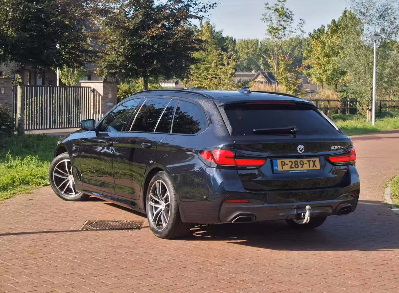 BMW 5-serie Touring 530e Business Edition Plus | M-Pakket | Panoramadak | Trekhaak | Camera | Sfeerverlichting
