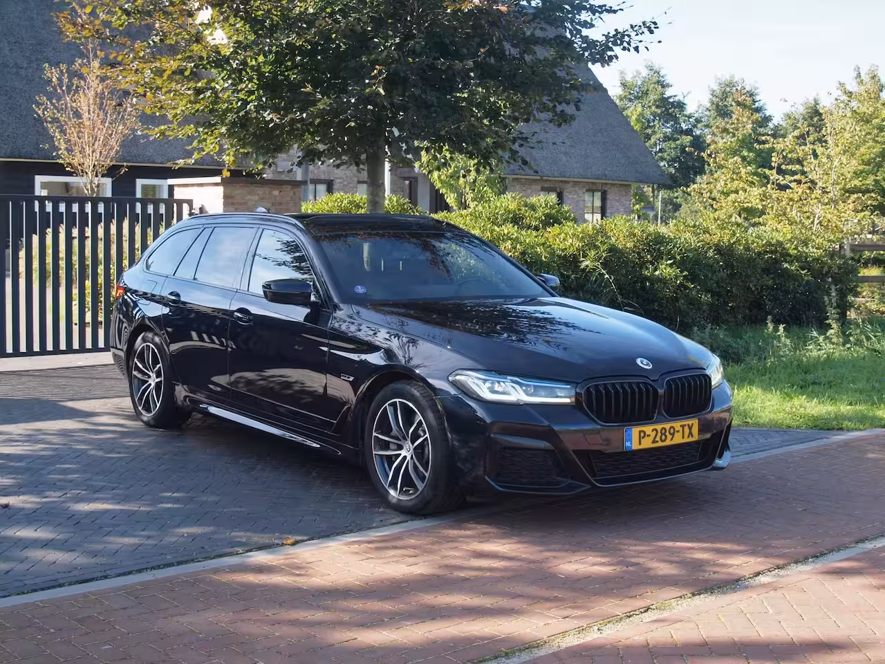 BMW 5-serie Touring 530e Business Edition Plus | M-Pakket | Panoramadak | Trekhaak | Camera | Sfeerverlichting