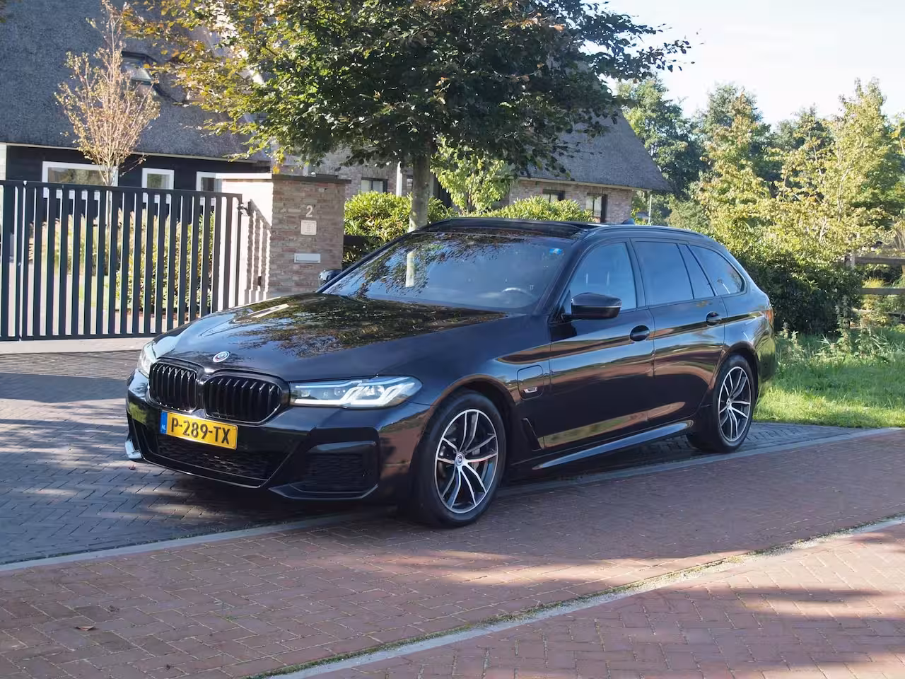 BMW 5-serie Touring 530e Business Edition Plus | M-Pakket | Panoramadak | Trekhaak | Camera | Sfeerverlichting