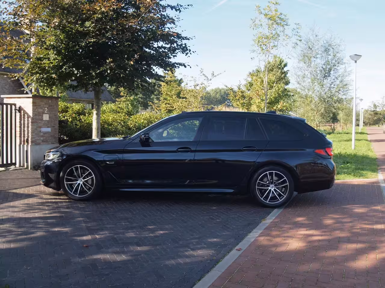 BMW 5-serie Touring 530e Business Edition Plus | M-Pakket | Panoramadak | Trekhaak | Camera | Sfeerverlichting