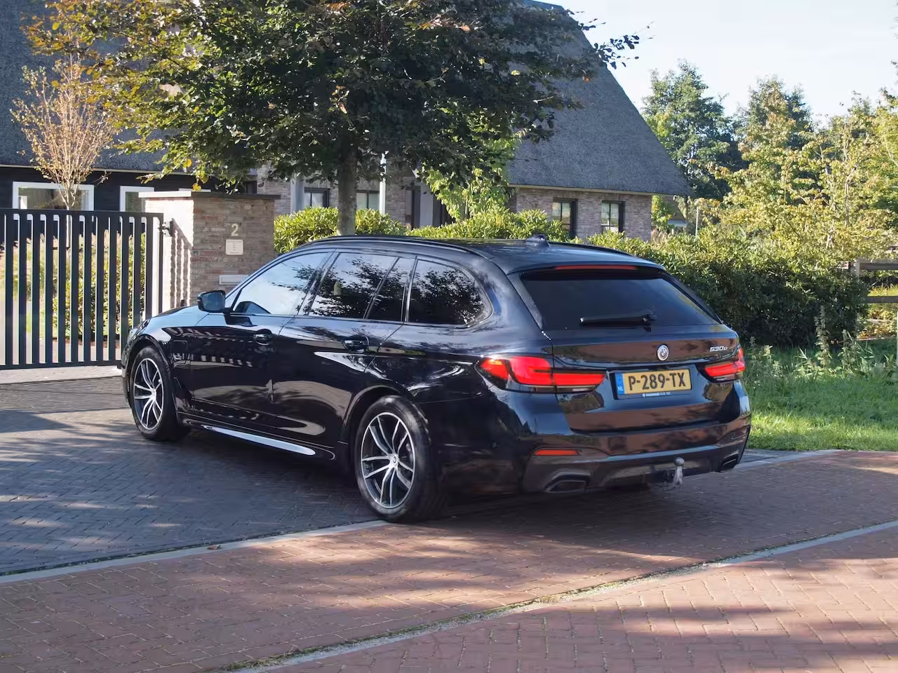 BMW 5-serie Touring 530e Business Edition Plus | M-Pakket | Panoramadak | Trekhaak | Camera | Sfeerverlichting