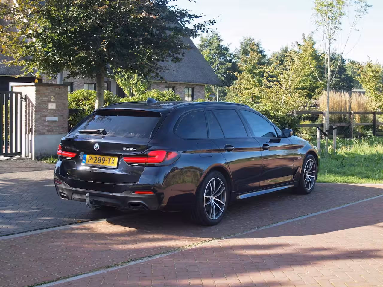 BMW 5-serie Touring 530e Business Edition Plus | M-Pakket | Panoramadak | Trekhaak | Camera | Sfeerverlichting