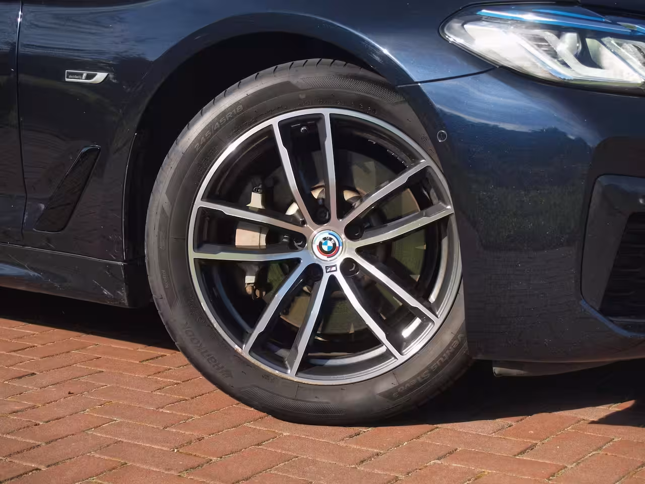 BMW 5-serie Touring 530e Business Edition Plus | M-Pakket | Panoramadak | Trekhaak | Camera | Sfeerverlichting