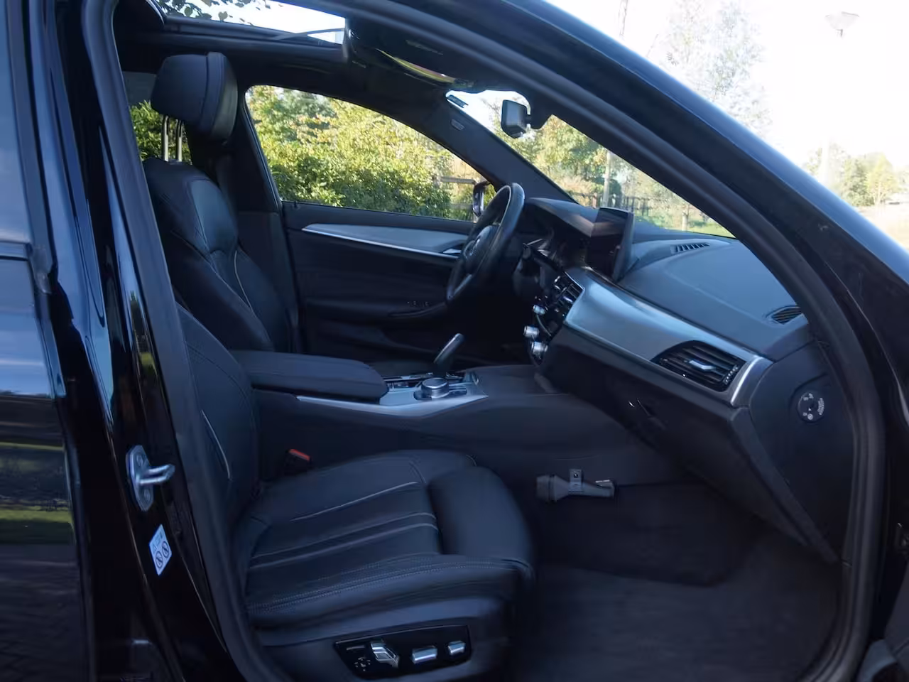 BMW 5-serie Touring 530e Business Edition Plus | M-Pakket | Panoramadak | Trekhaak | Camera | Sfeerverlichting