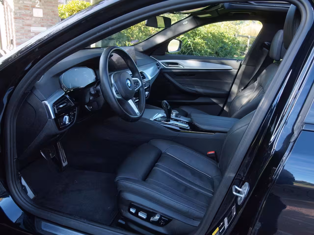BMW 5-serie Touring 530e Business Edition Plus | M-Pakket | Panoramadak | Trekhaak | Camera | Sfeerverlichting