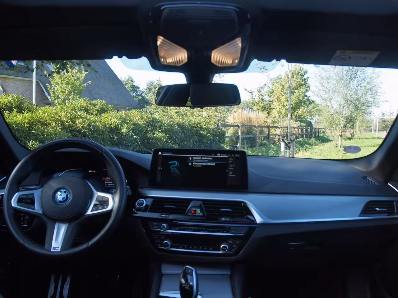 BMW 5-serie Touring 530e Business Edition Plus | M-Pakket | Panoramadak | Trekhaak | Camera | Sfeerverlichting