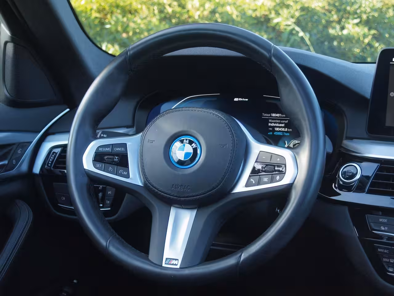 BMW 5-serie Touring 530e Business Edition Plus | M-Pakket | Panoramadak | Trekhaak | Camera | Sfeerverlichting