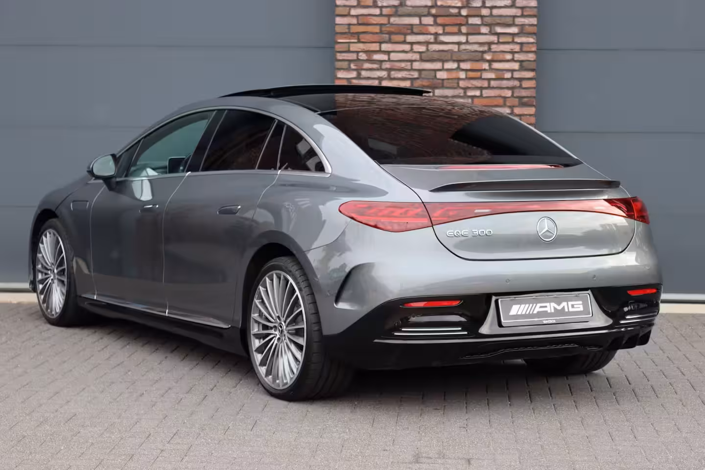 Mercedes-Benz EQE 300 AMG Line 90 kWh | Luchtvering | Distronic | Panoramadak | Memory | Warmtepomp | Keyles