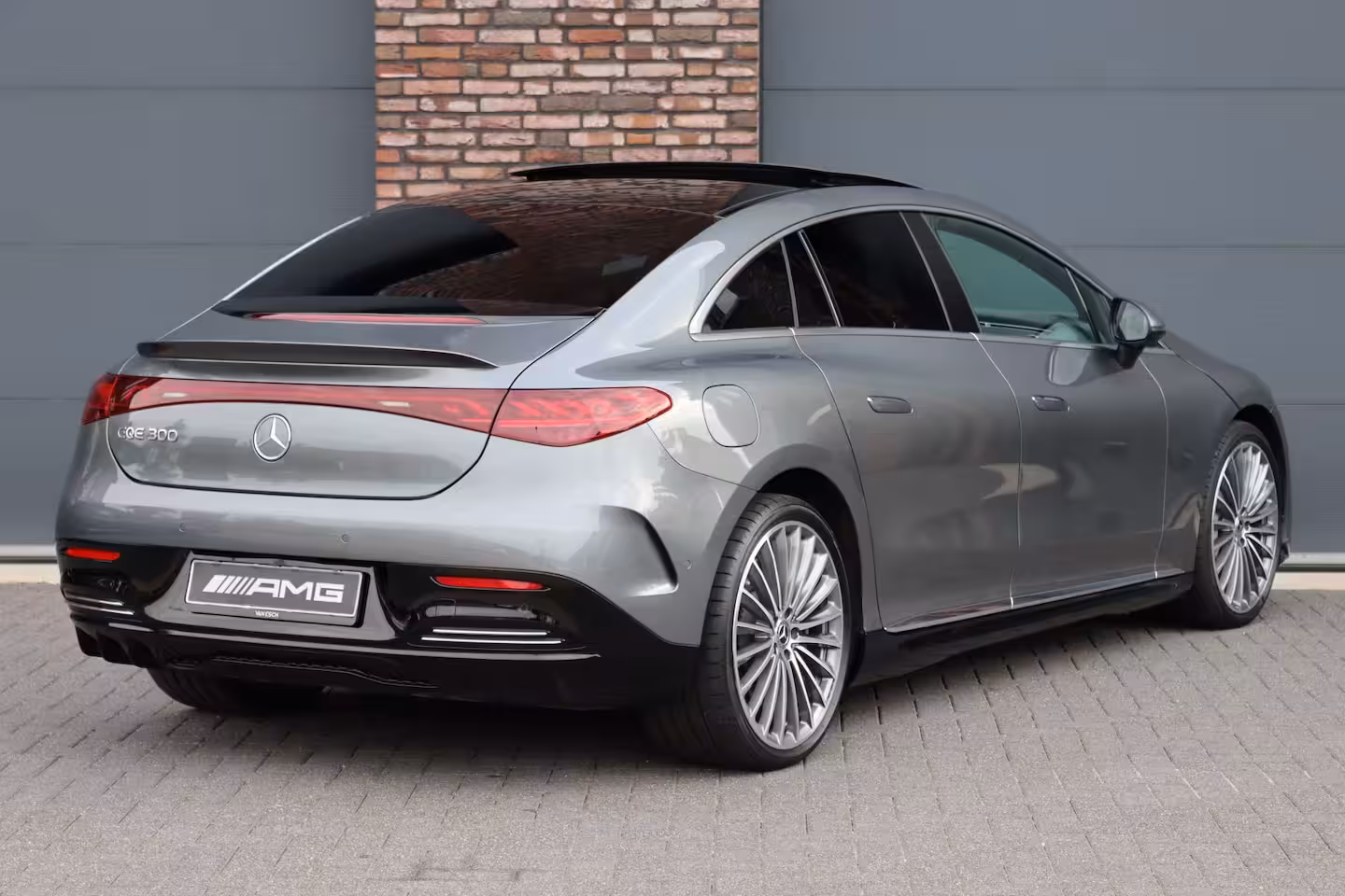 Mercedes-Benz EQE 300 AMG Line 90 kWh | Luchtvering | Distronic | Panoramadak | Memory | Warmtepomp | Keyles