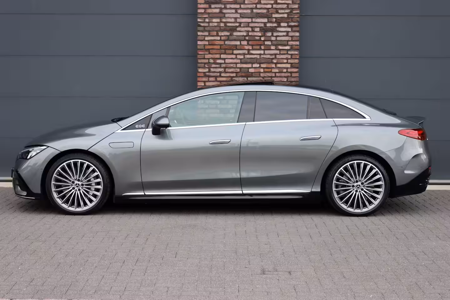 Mercedes-Benz EQE 300 AMG Line 90 kWh | Luchtvering | Distronic | Panoramadak | Memory | Warmtepomp | Keyles