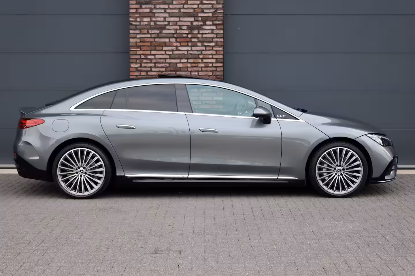 Mercedes-Benz EQE 300 AMG Line 90 kWh | Luchtvering | Distronic | Panoramadak | Memory | Warmtepomp | Keyles