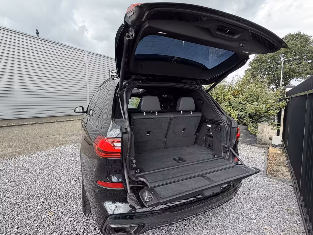 BMW X7 xDrive40i M-Pakket 7 Pers Panodak|Skylounge|Luchtvering Saphire Zwart