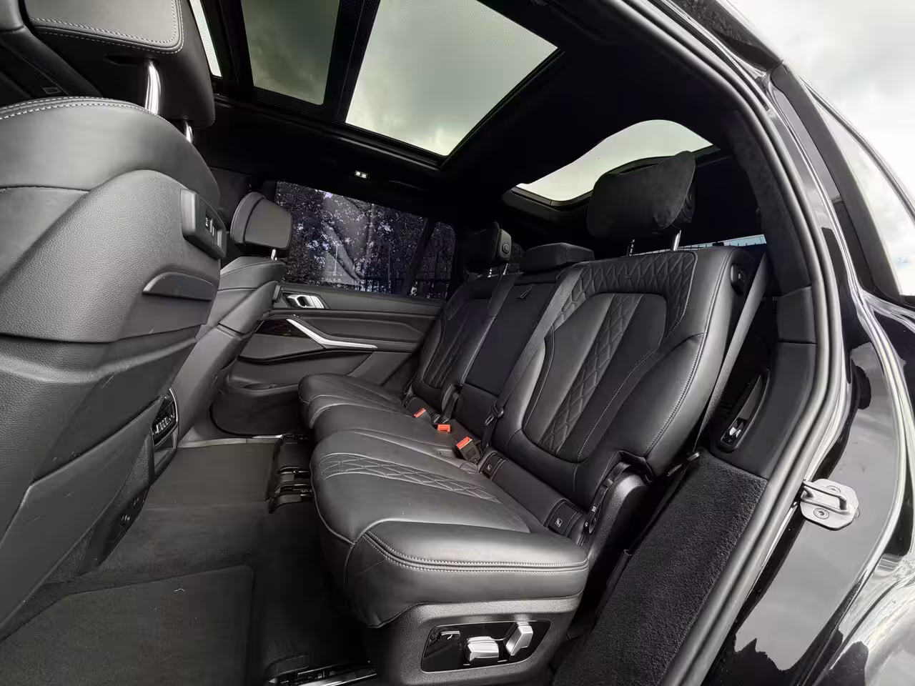 BMW X7 xDrive40i M-Pakket 7 Pers Panodak|Skylounge|Luchtvering Saphire Zwart