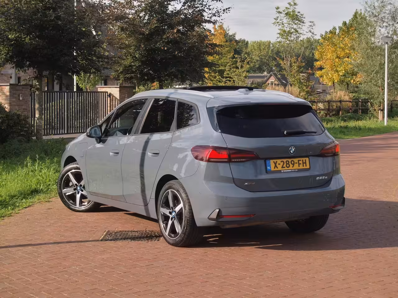 BMW 2-serie Active Tourer 225e xDrive | Panoramadak | Harman Kardon | Camera| Sfeerverlichting | NL-Auto |