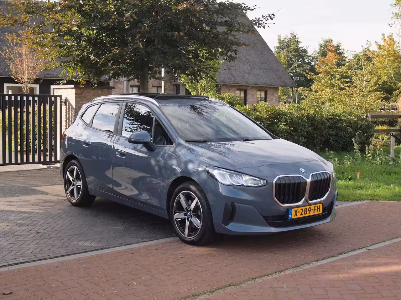 BMW 2-serie Active Tourer 225e xDrive | Panoramadak | Harman Kardon | Camera| Sfeerverlichting | NL-Auto |